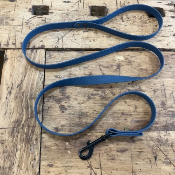 Eine Hundeleine aus dem Material Hexer. Sie ist 2 cm breit und hat die Farbe blau. Der Karabiner sowie die Schrauben sind schwarz. Sie hat am Ende eine Hand Schlaufe.