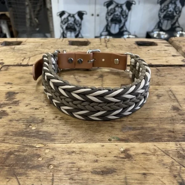 Halsband für Hunde aus dem Material Paracord. Das Halsband hat ein Biothane Adapter. Das Halsband besteht aus verschiedenen Farben von Braun.