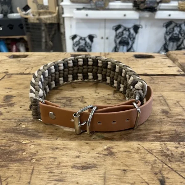 Halsband für Hunde aus dem Material Paracord. Das Halsband hat ein Biothane Adapter. Das Halsband besteht aus verschiedenen Farben von Braun.