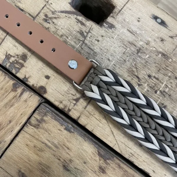 Halsband für Hunde aus dem Material Paracord. Das Halsband hat ein Biothane Adapter. Das Halsband besteht aus verschiedenen Farben von Braun.
