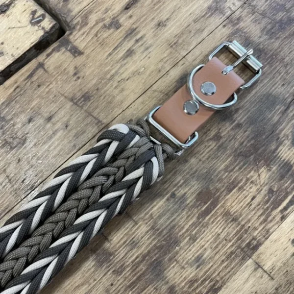 Halsband für Hunde aus dem Material Paracord. Das Halsband hat ein Biothane Adapter. Das Halsband besteht aus verschiedenen Farben von Braun.