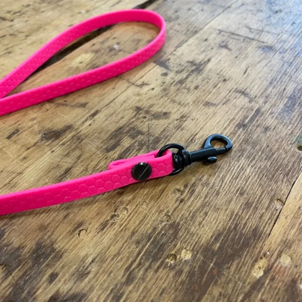 Eine Hundeleine aus dem Material Hexa. Diese Leine ist 1 cm breit. Sie ist pink und die Verschlüsse bzw. Karabiner sind schwarz.