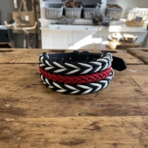 Halsband für Hunde aus dem Material Paracord. Das Halsband hat ein Biothane Adapter. Das Halsband besteht aus den Farben, schwarz rot und weiß.