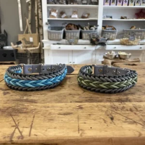 Zwei Halsbänder für Hunde aus dem Material Paracord. Das Halsband hat ein Biothane Adapter. Das Halsband besteht aus den Farben, grau und blau grün.