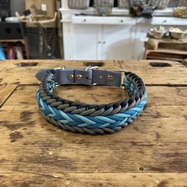 Halsband für Hunde aus dem Material Paracord. Das Halsband hat ein Biothane Adapter. Das Halsband besteht aus den Farben, grau und blau.