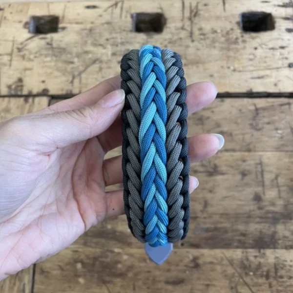 Halsband für Hunde aus dem Material Paracord. Das Halsband hat ein Biothane Adapter. Das Halsband besteht aus den Farben, grau und blau.