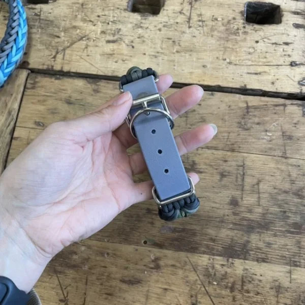 Halsband für Hunde aus dem Material Paracord. Das Halsband hat ein Biothane Adapter. Das Halsband besteht aus den Farben, grau und grün.