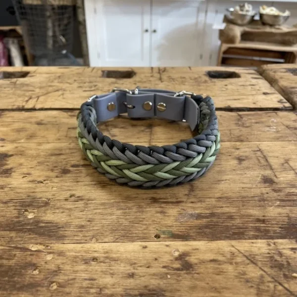 Halsband für Hunde aus dem Material Paracord. Das Halsband hat ein Biothane Adapter. Das Halsband besteht aus den Farben, grau und grün.