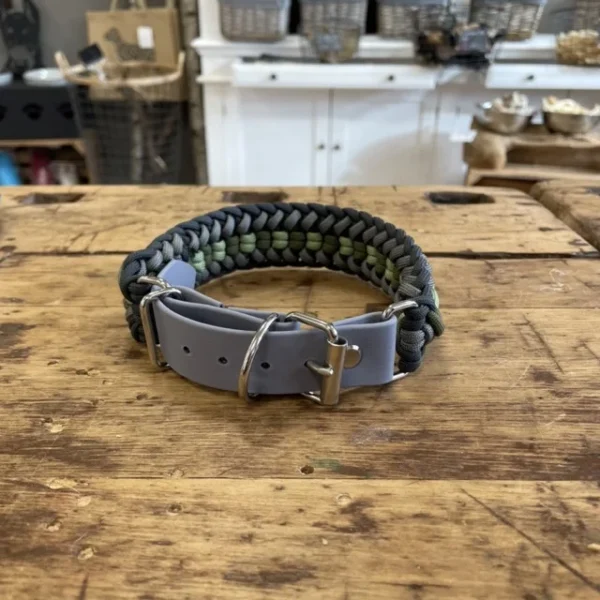 Halsband für Hunde aus dem Material Paracord. Das Halsband hat ein Biothane Adapter. Das Halsband besteht aus den Farben, grau und grün.